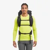 Mann trägt den Rucksack "Trailblazer 44" von Montane; steht in sportlicher Kleidung in leuchtendem Gelb und grauen Hosen. Podgląd zdjęcia produktu