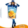 Frau trägt ein Original Capri-Sun® Kostüm mit dem Original Lizenz Capri-Sun® Fischerhut von Vorne. Produktbild-Vorschau