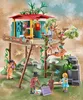 A Playmobil treehouse playset with figures and accessories in a jungle-like setting. Podgląd zdjęcia produktu