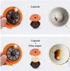 A collage showing the use of reusable coffee capsules with and without a filter paper, demonstrating the resulting coffee in a cup. Produktbild-Vorschau