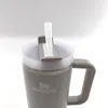 Close-up of the top of a gray Stanley tumbler with a white straw and lid. Produktbild-Vorschau