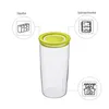 A clear plastic food storage container with a green lid, shown in the center of the image. It is surrounded by three circular diagrams highlighting its features: stackability, dishwasher safety, and aroma-safe properties. Anteprima dell’immagine prodotto