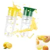 Two manual citrus juicers with yellow and green caps are shown with splashes of orange juice, and a separate inset shows a hand pouring juice from a lemon into a glass. Produktbild-Vorschau