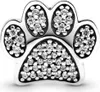 A close-up studio shot of a sparkling paw print charm. Anteprima dell’immagine prodotto