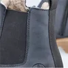 A close-up view of the side of a dark blue Chelsea boot, showing the elasticated side panel and stitching. Produktbild-Vorschau