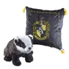 A plush badger toy and a Hufflepuff crest pillow are displayed against a white background. Produktbild-Vorschau