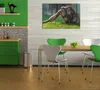 Wallario Premium Leinwandbild Sitzender Orang-Utan im Gras Produktbild-Vorschau 2