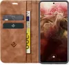 A brown leather flip case for a smartphone, open to reveal card slots and a phone screen displaying the time and date. Produktbild-Vorschau