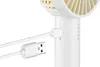 Eine Nahaufnahme zeigt den Unold Handventilator Breezy II beim Laden über USB; der Stecker befindet  Anteprima dell’immagine prodotto