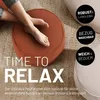 A person's feet are resting on an orange pouf, with other beige poufs in the background. Text overlays highlight product features. Podgląd zdjęcia produktu