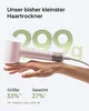 A hand holding a pink hairdryer with text and graphics indicating its size and weight. Voir les images du produit