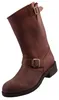 Auf dem Bild ist ein brauner Stiefel zu sehen der eine elegante Silhouette hat. Der Stiefel wird von der Seite dargestellt und zeigt ein ansprechendes Design.