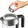 A hand is holding a filter above the opening of a kettle. Produktbild-Vorschau