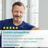 A man is smiling at the camera, with a review overlayed on the bottom. Produktbild-Vorschau
