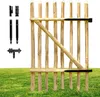 A wooden garden gate and its hardware are displayed on a white background with a grassy foreground. Anteprima dell’immagine prodotto