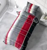 A plaid patterned duvet cover and pillow set laid out on a bed. Produktbild-Vorschau