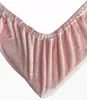 A close-up view of a pink, plush bed sheet with elastic gathering. Produktbild-Vorschau