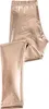 Produktaufnahme goldene Leggings – Eine glänzende goldfarbene Kinderleggings aus Metallic-Stoff, sorgfältig gefaltet präsentiert.