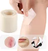A roll of hydrocolloid blister plasters is shown next to a person's leg where a piece of plaster is being applied. Smaller inset images show examples of skin issues the product can help with. Anteprima dell’immagine prodotto