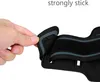 A hand is shown adjusting the velcro strap of a black sport armband. Produktbild-Vorschau
