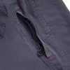 Detailansicht der grauen Honk Kletterhose von Ocun mit Reißverschluss und roten Nähten. Produktbild-Vorschau