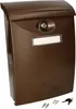 A brown mailbox with a lock and a nameplate is shown against a white background. Two screws and a key are placed in the foreground. Voir les images du produit