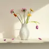 HOMLA NATTO Ceramiczny wazon z wytłoczeniami w kolorze ecru Podgląd zdjęcia produktu 3
