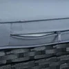 A close-up view of a gray cushion with a zipper, resting on a black rattan weave. Produktbild-Vorschau