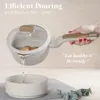 A hand is holding a pot with a built-in pour spout, demonstrating its efficient pouring feature. Water is being poured into a bowl. Náhled obrázku produktu