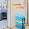 A stack of colorful round cushions is shown next to a doorway, with a living room visible in the background. Text overlays indicate 'Kompakte Lagerung' (Compact Storage). Podgląd zdjęcia produktu