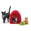 A set of cat figurines including a black and white cat in a red shelter, a larger black and white cat, and a ginger kitten with a green food bowl. Anteprima dell’immagine prodotto