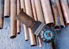 A metal cutting blade for an oscillating multi-tool is shown lying on a pile of cut copper pipes. Anteprima dell’immagine prodotto