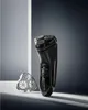A black Remington electric shaver and its detachable head are displayed on a surface with a gradient background. Voir les images du produit