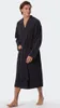A man wearing a dark blue bathrobe. Voir les images du produit