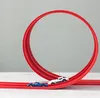 Rote Spielzeugauto-Strecke mit einer Schleife und einem blauen und einem weißen Spielzeugauto auf der Strecke Anteprima dell’immagine prodotto