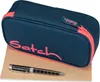 A navy blue pencil case with pink trim and lettering, placed on a brown notebook with a pen. Anteprima dell’immagine prodotto