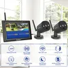 A security camera system with a monitor and two outdoor cameras, displayed with feature callouts. Anteprima dell’immagine prodotto