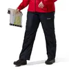 Dame trägt schwarze Hardshellhosen von Berghaus; hält eine Karte in der Hand und steht in Outdoor-Bekleidung. Anteprima dell’immagine prodotto