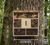 Insektenhotel aus Holz mit Flachdach, Tannenzapfen- und Produktbild-Vorschau 1
