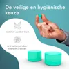A hand holding a small teal object, with text and icons describing product benefits, and two teal containers in the foreground. Voir les images du produit