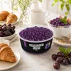 Schale Popping Boba Traube neben Croissants auf einem Fruehstueckstisch Podgląd zdjęcia produktu
