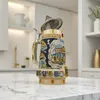 Bierkrug mit Deckel 0,7L – Traditioneller Steinkrug mit Produktbild-Vorschau 2