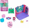 A collection of toys from Gabby's Dollhouse, including a stage, piano, drum set, and figures. Produktbild-Vorschau