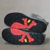 The soles of two gray winter boots are displayed against a neutral background. Produktbild-Vorschau