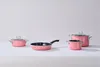 A set of pink cookware is displayed on a white background. Anteprima dell’immagine prodotto