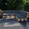 An outdoor seating area with a pallet sofa, coffee table, and rug. Produktbild-Vorschau