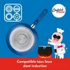 A frying pan with its underside visible, next to cartoon characters cooking in a pot. Produktbild-Vorschau