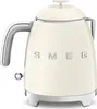 A studio shot of a beige Smeg electric kettle. Voir les images du produit