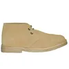 A side view of a tan suede desert boot against a white background. Voir les images du produit