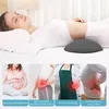 A pregnant woman is lying on a bed with a lumbar support pillow under her back. Below are four smaller images illustrating different scenarios where the pillow can be used. Produktbild-Vorschau